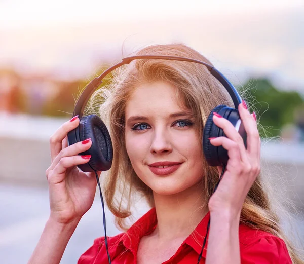 Étudiant fille dans casque écouter de la musique — Photo