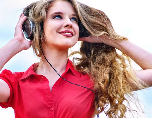 Estudiante chica con auriculares mochila escuchar música sobre hierba verde —  Fotos de Stock