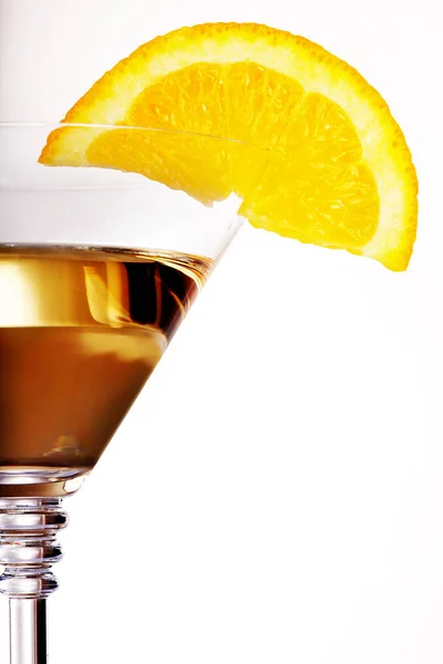 Üveg Martini alkohol koktél ital, citromos szelet díszítik . — Stock Fotó