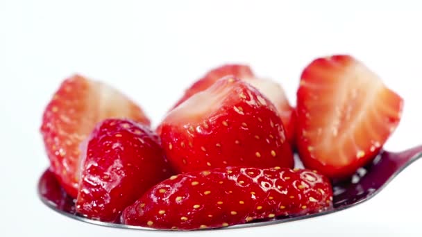 Jordgubbs dessert på rörlig sked. Fingrar vid kvinnlig handdekoration — Stockvideo