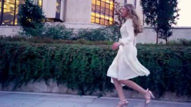Kız sokak şehir açık yüksek topuklu stiletto üzerinde çalışır