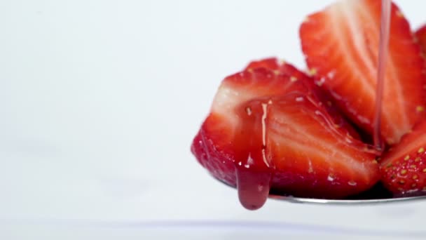 Strawberry dessert sirap gör hälla på rörliga sked träder ram — Stockvideo