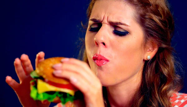 Chica come hamburguesa con queso —  Fotos de Stock