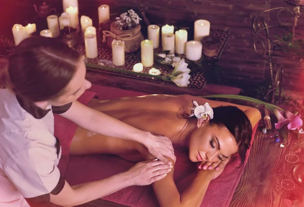 Axel och nacke kvinna massage av masterbehandling . — Stockfoto