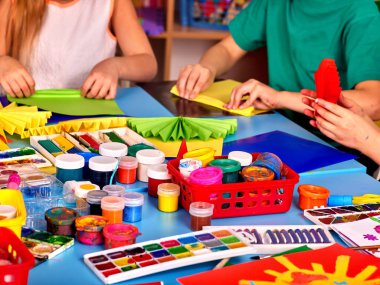 Çocuklar origami ve boya yapan