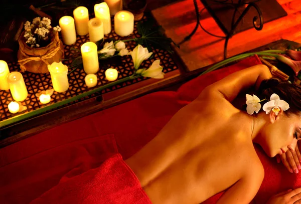 Žena na zvedání masáže a aromaterapie v denních lázních — Stock fotografie
