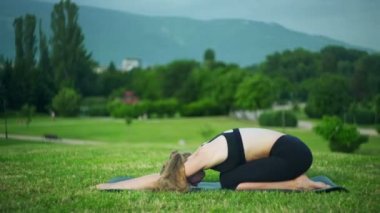 Temel yoga parkı yapan kız. Çocuk pozsabah güneşi