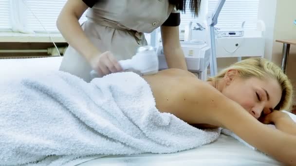 Radiofrekvenční léčba žena v den kosmetický spa salon — Stock video