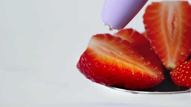 Cerrar media cuchara de fresa postre con crema blanca batida — Vídeos de Stock