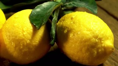 Ahşap masada damla su altında yaprakları ile limon