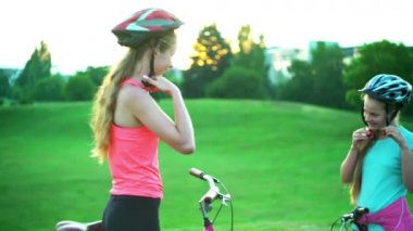 Bisiklet kask çocuklar tepe yürümek bisiklet gitmek