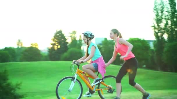 Los niños en casco de bicicleta van en bicicleta de montaña a pie — Vídeos de Stock