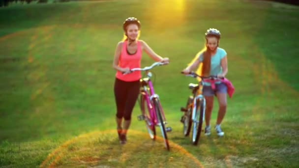 Kinder mit Fahrradhelm top hill walk bike — Stockvideo