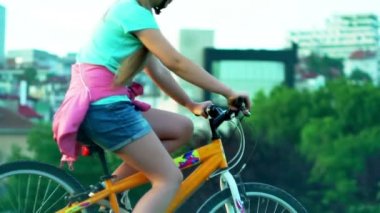 Çocuk bisiklet kask koymak parkta bisiklete binmek öğretmek