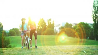 Bisiklet kask çocuklar tepe yürümek bisiklet gitmek