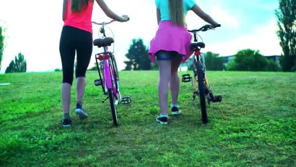 自転車ヘルメットトップヒルウォークバイクの子供たち — ストック動画