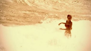 Yavaş çekim deniz dalgası kız. Vintage sepya eski film etkisi