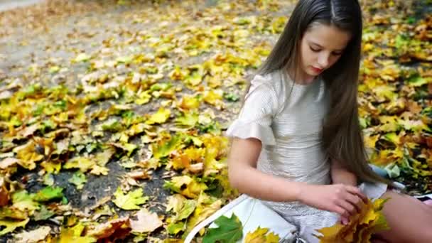 Herfst meisje in mode en lifestyle Songtekst stijl — Stockvideo