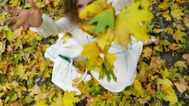 Blick von oben auf Herbst Mädchen in Mode im Lyrics-Stil — Stockvideo