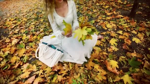 Menina de outono em estilo de letras de moda e estilo de vida — Vídeo de Stock
