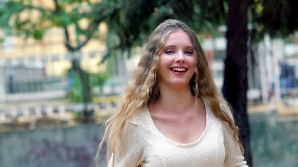 Happy young woman in autumn city park is laughing for joy — Stock Video