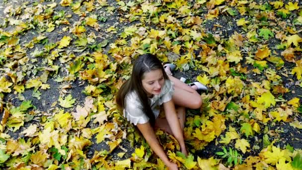 Outono menina de volta à escola pegar buquê — Vídeo de Stock