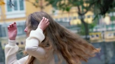 Şehir caddesinde dans ederken sonbahar kız twirl