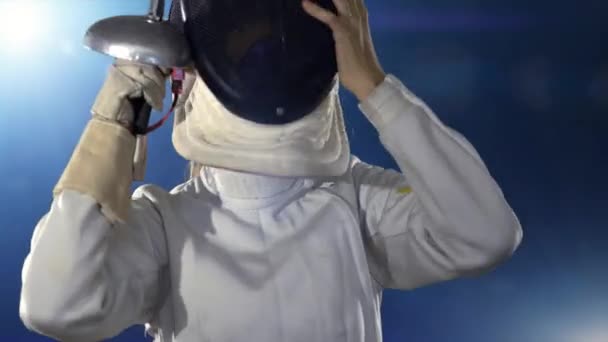 Fencer zet op masker en wordt schermen gevechtshouding — Stockvideo