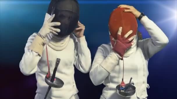 Esgrima coloca em máscara e torna-se esgrima postura de combate — Vídeo de Stock