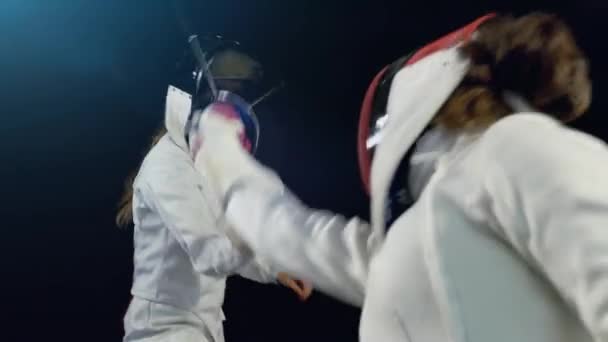 Fencer tar på sig mask och blir fäktning bekämpa hållning — Stockvideo