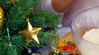 Kurabiyeler için Noel hamuru ve süslemeli Noel ağacı