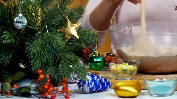 Mulher está amassando massa para biscoitos de Natal — Vídeo de Stock