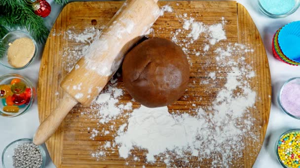 Biscoitos de gengibre de chocolate de Natal mágico cozinheiros por si só na mesa — Vídeo de Stock