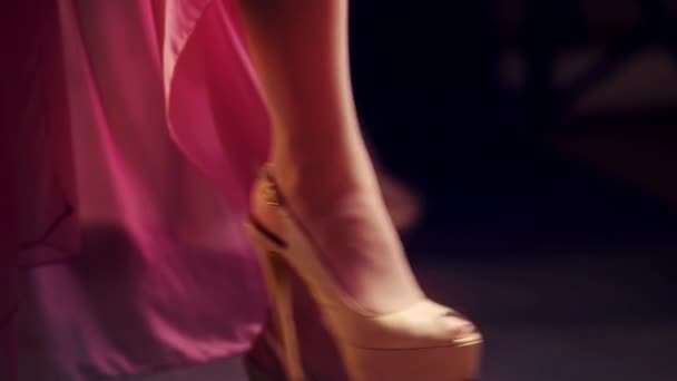 Video ženských nohou — Stock video