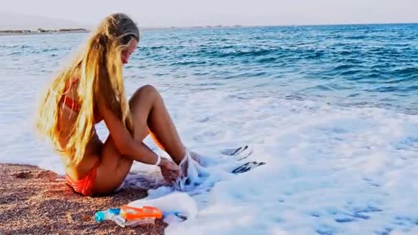Strandsemester med flicka sitter på sandstrand i havet — Stockvideo