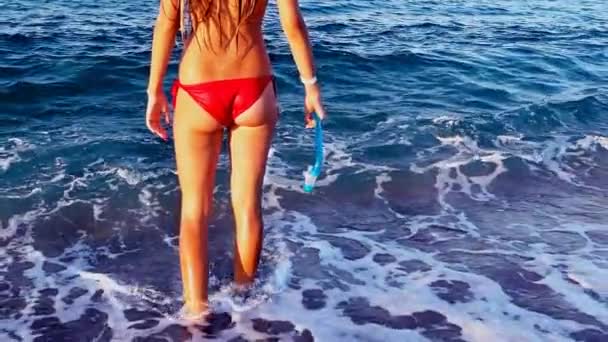 Rallentatore mare ragazza gambe pinne e gluteo pericoloso acqua — Video Stock