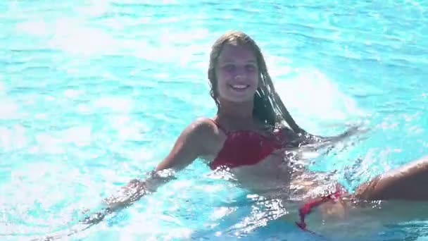 Αργή κίνηση της καλοκαιρινής σεζόν κορίτσι στην πισίνα — Αρχείο Βίντεο