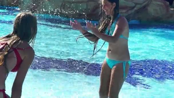 Los niños de cámara lenta que se divierten resort de playa con parque acuático — Vídeos de Stock