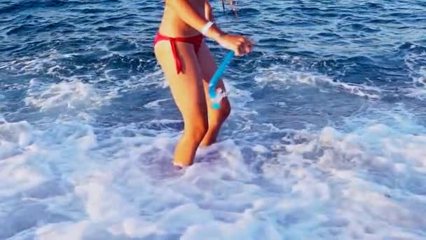 Mer fille jambes ailettes et fesses essayer aller dans l'eau — Video