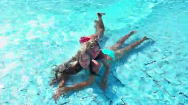 Children having fun beach resort in swimming pool with wave — Stock Video
