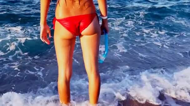 Vacances à la plage des jambes et des fesses dans la vague de mousse de mer — Video