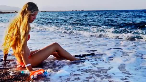 Strandsemester med flicka sitter på sandstrand i havet — Stockvideo