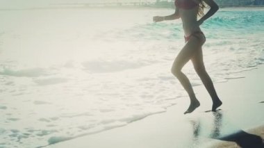 Sabahları kumsalda ağır çekim koşu.