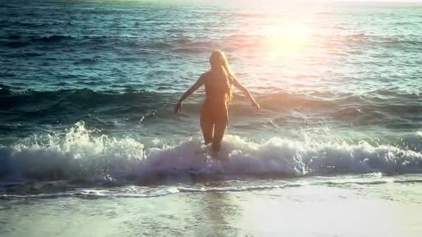 Strand vakantie van meisje blootsvoets komt uit de zee — Stockvideo