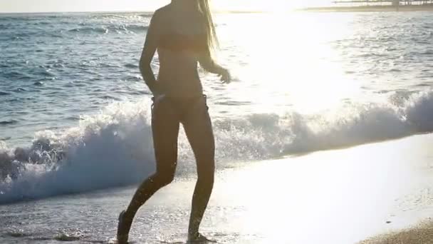 少女のビーチ休暇裸足で海から出てくる — ストック動画