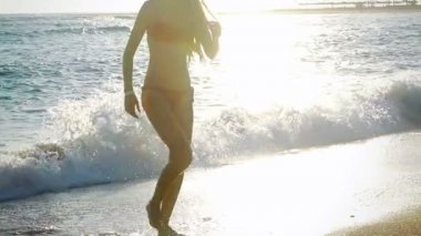 Denizden çıplak ayaklı bir kızın plaj tatili