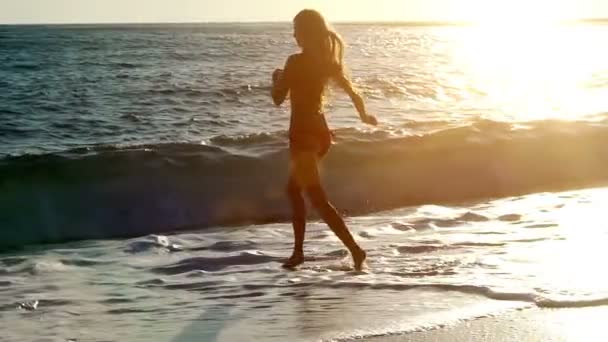 Frau joggt morgens in Zeitlupe an Stränden mit Meersand — Stockvideo