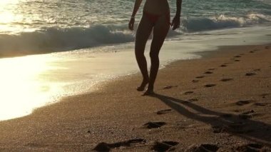 Plaj kızı denizden çıkıyor.