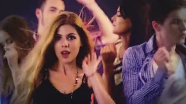 Dans eden, buluşan ve flört eden gece kulübü.