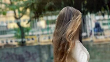 Park City Caddesi 'nde dans eden kız.